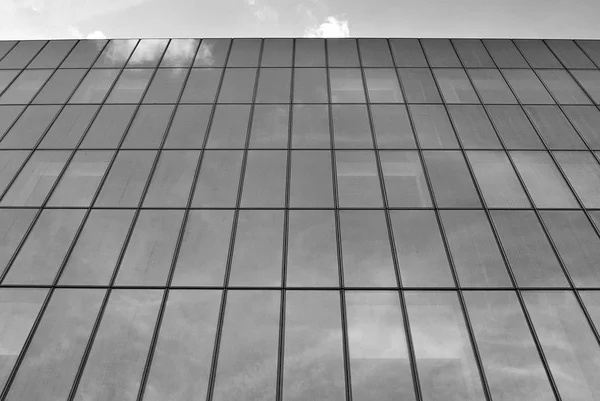 Moderní budova. Moderní kancelářská budova s fasádou ze skla. Černá a bílá. — Stock fotografie
