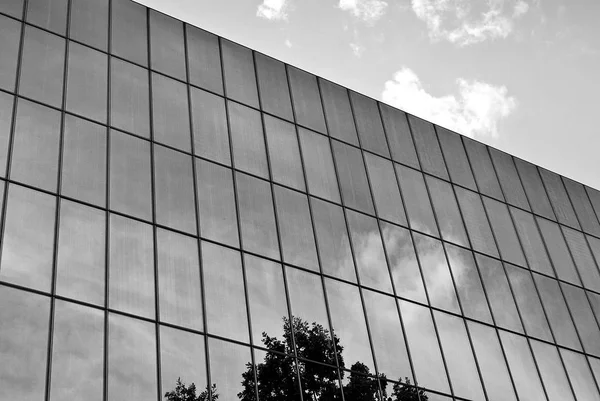 Сучасна будівля. Сучасна офісна будівля з фасадом зі скла. Чорно-білий . — стокове фото