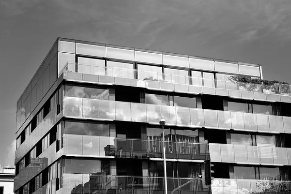 Modern, Luxury Apartment Building.Black and white. — Stock Photo, Image