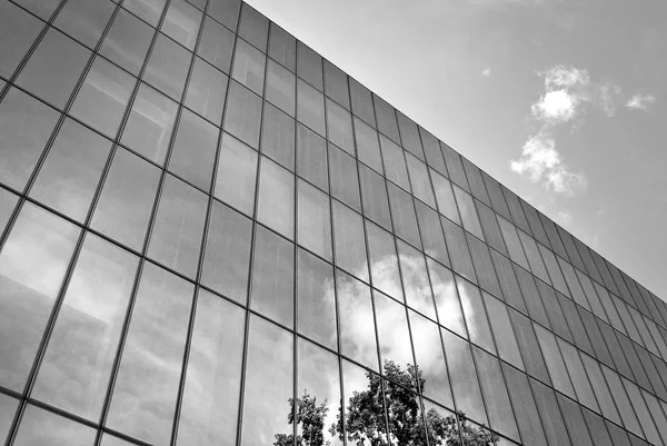 Modern bina. Modern ofis binası ile cam cephe. Siyah ve beyaz.