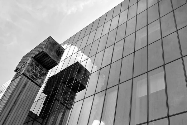 현대 건물입니다. 현대 사무실의 유리 외관 건물입니다. 흑인과 백인. — 스톡 사진