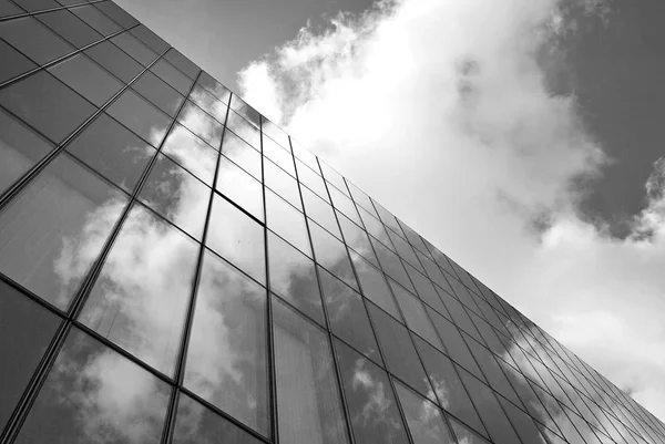 Modern bina. Modern ofis binası ile cam cephe. Siyah ve beyaz.