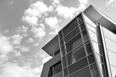 Modern bina. Modern ofis binası ile cam cephe. Siyah ve beyaz.