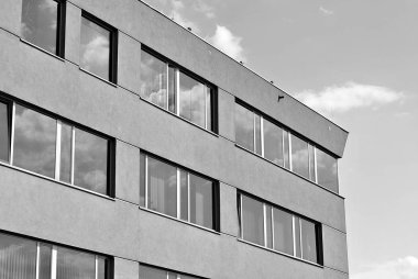 Modern bina. Modern ofis binası ile cam cephe. Siyah ve beyaz.