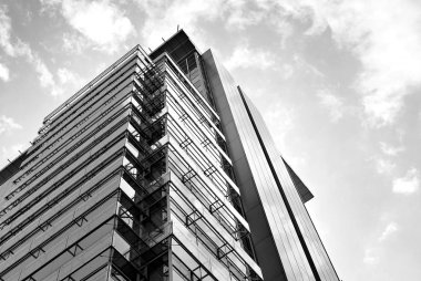 Modern bina. Modern ofis binası ile cam cephe. Siyah ve beyaz.