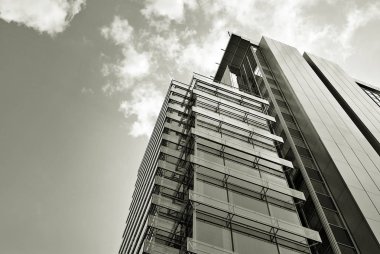 Modern bina. Modern ofis binası ile cam cephe. Siyah ve beyaz.