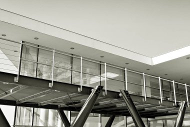 Modern bina. Modern ofis binası ile cam cephe. Siyah ve beyaz.