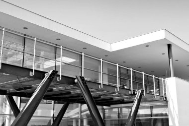 Modern bina. Modern ofis binası ile cam cephe. Siyah ve beyaz.