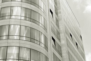 Modern bina. Modern ofis binası ile cam cephe. Siyah ve beyaz.