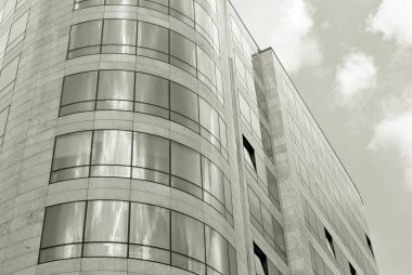 Modern bina. Modern ofis binası ile cam cephe. Siyah ve beyaz.