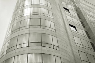 Modern bina. Modern ofis binası ile cam cephe. Siyah ve beyaz.