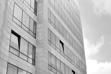 Modern bina. Modern ofis binası ile cam cephe. Siyah ve beyaz.