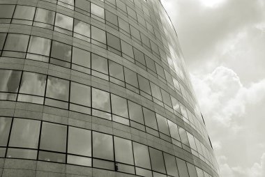 Modern bina. Modern ofis binası ile cam cephe. Siyah ve beyaz.