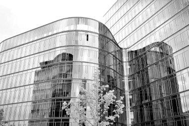 Modern bina. Modern ofis binası ile cam cephe. Siyah ve beyaz.