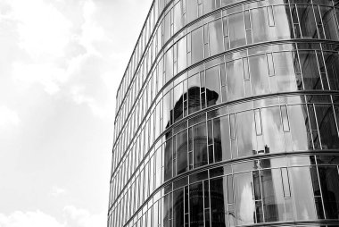 Modern bina. Modern ofis binası ile cam cephe. Siyah ve beyaz.