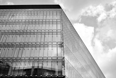 Modern bina. Modern ofis binası ile cam cephe. Siyah ve beyaz.