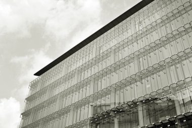 Modern bina. Modern ofis binası ile cam cephe. Siyah ve beyaz.