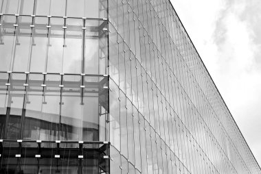 Modern bina. Modern ofis binası ile cam cephe. Siyah ve beyaz.