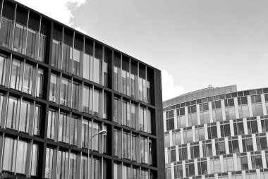 Modern bina. Modern ofis binası ile cam cephe. Siyah ve beyaz.