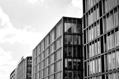 Modern bina. Modern ofis binası ile cam cephe. Siyah ve beyaz.