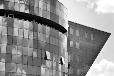 Modern bina. Modern ofis binası ile cam cephe. Siyah ve beyaz.