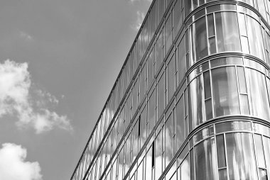 Modern bina. Modern ofis binası ile cam cephe. Siyah ve beyaz.