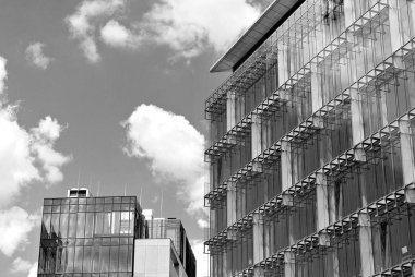 Modern bina. Modern ofis binası ile cam cephe. Siyah ve beyaz.