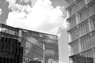 Modern bina. Modern ofis binası ile cam cephe. Siyah ve beyaz.