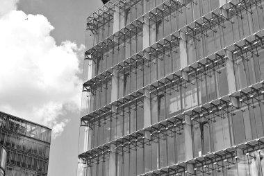 Modern bina. Modern ofis binası ile cam cephe. Siyah ve beyaz.