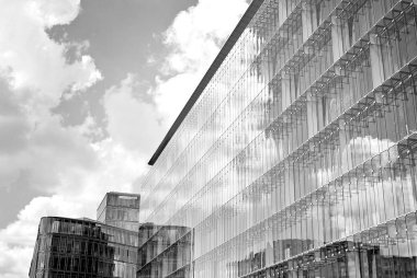 Modern bina. Modern ofis binası ile cam cephe. Siyah ve beyaz.