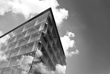 Modern bina. Modern ofis binası ile cam cephe. Siyah ve beyaz.