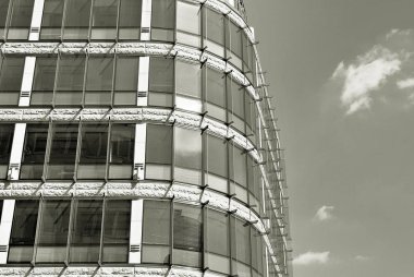 Modern bina. Modern ofis binası ile cam cephe. Siyah ve beyaz.