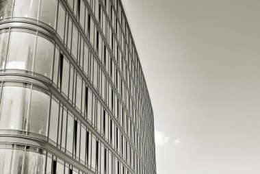 Modern bina. Modern ofis binası ile cam cephe. Siyah ve beyaz.