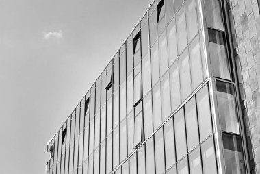 Modern bina. Modern ofis binası ile cam cephe. Siyah ve beyaz.