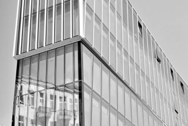 Modern bina. Modern ofis binası ile cam cephe. Siyah ve beyaz.