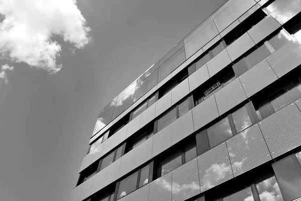 Moderno, edificio de apartamentos de lujo.Blanco y negro . — Foto de Stock