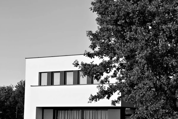 Moderno, edificio de apartamentos de lujo.Blanco y negro . — Foto de Stock