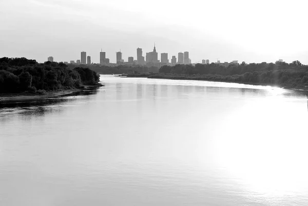 Nehir renkli gün batımında şehirde — Stok fotoğraf
