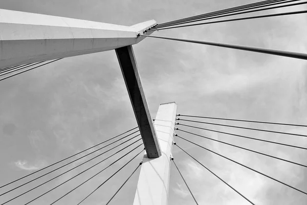 Los pilones del puente en las cuerdas contra —  Fotos de Stock