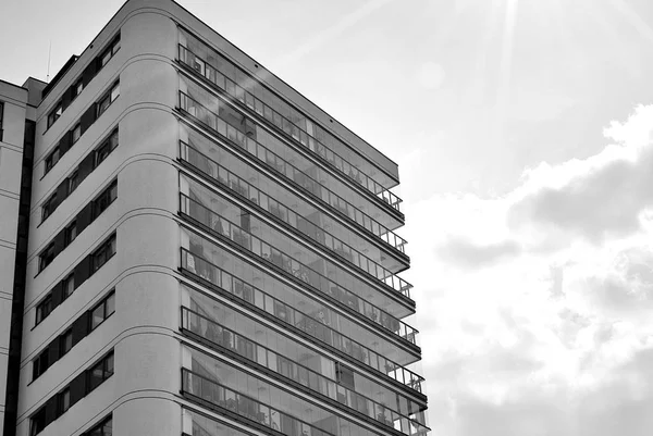 Moderno, edificio de apartamentos de lujo.Blanco y negro . —  Fotos de Stock