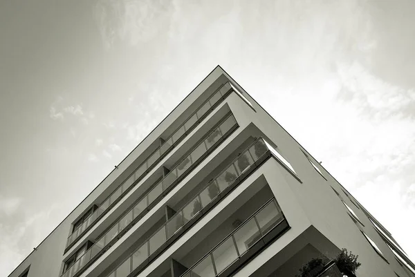 Moderno, edificio de apartamentos de lujo.Blanco y negro . — Foto de Stock