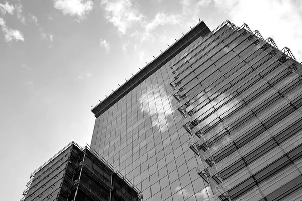 Edificio moderno.Moderno edificio de oficinas con fachada de cristal. Blanco y negro . — Foto de Stock