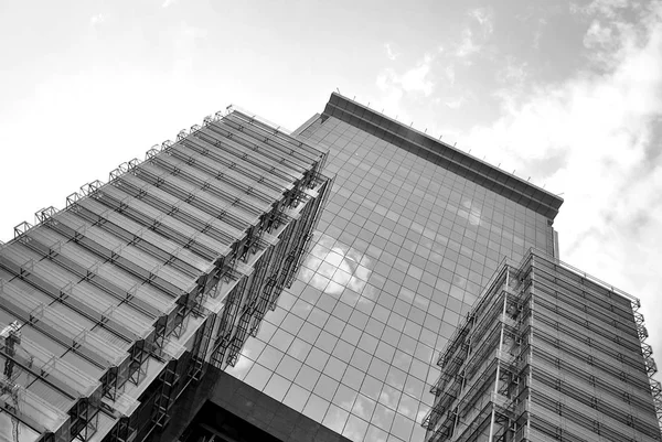 Nowoczesny budynek. Nowoczesny biurowiec z fasadą ze szkła. Czarno-białe. — Zdjęcie stockowe