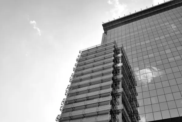 Edificio moderno.Moderno edificio de oficinas con fachada de cristal. Blanco y negro . —  Fotos de Stock