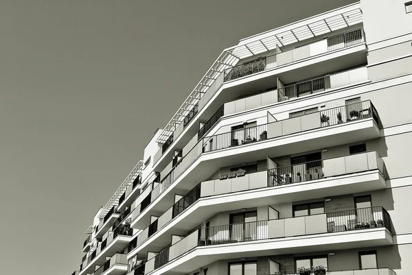 现代，豪华公寓 Building.Black 和白色. — 图库照片