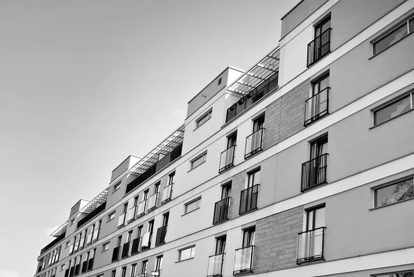 Moderno, edificio de apartamentos de lujo.Blanco y negro . —  Fotos de Stock