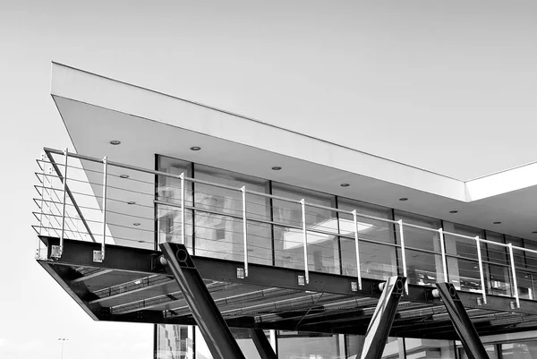 Modern bina. Modern ofis binası ile cam cephe. Siyah ve beyaz.