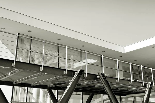 Modern bina. Modern ofis binası ile cam cephe. Siyah ve beyaz.