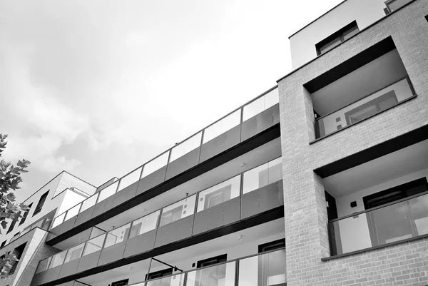 Μοντέρνο, πολυτελές διαμέρισμα Building.Black και λευκό. — Φωτογραφία Αρχείου