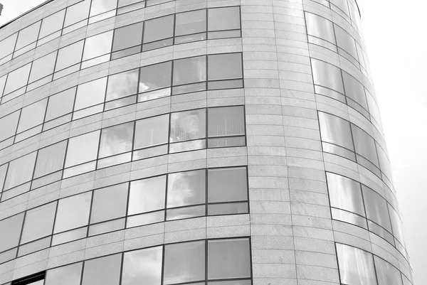 Modern bina. Modern ofis binası ile cam cephe. Siyah ve beyaz.